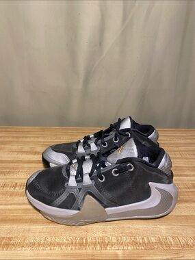 Nike Giannis Zoom Freak 1 Smoke Grey/ Metallic Silver / Black  (GS) Sneakers  4Y
